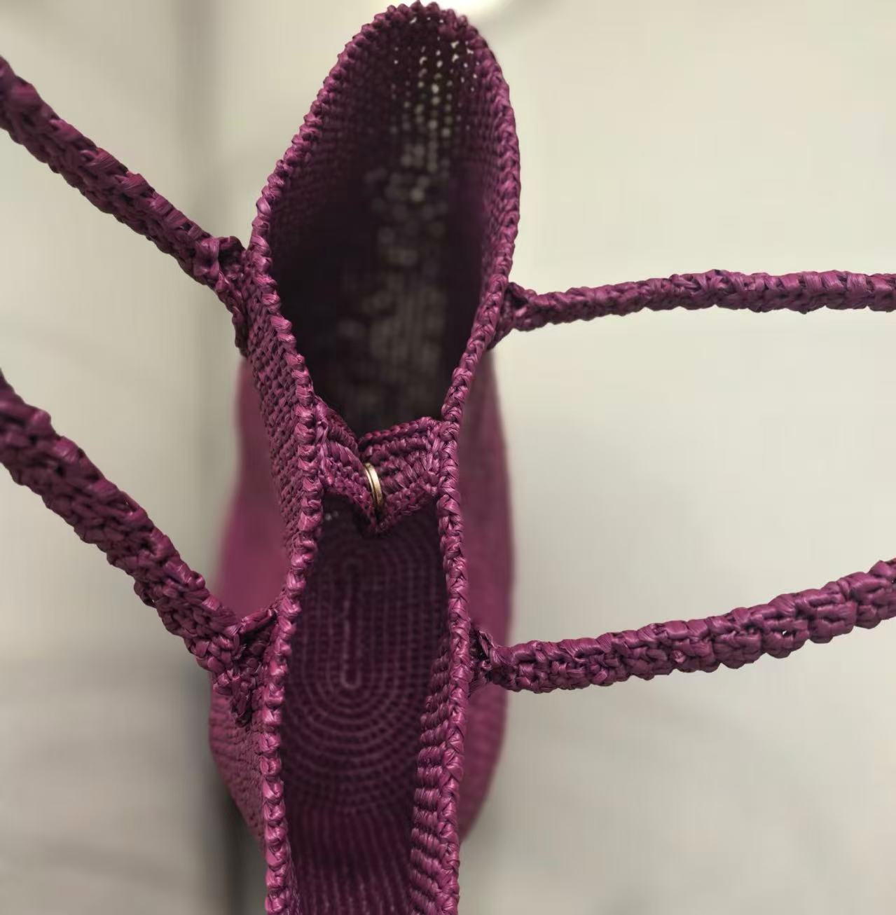 Medium woven tote bag